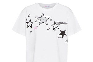 レッド ヴァレンティノ“スター＆幸運のメッセージ”を配したTシャツやキャップ、「東京」に着想