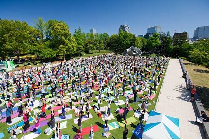 東京ミッドタウンで無料エクササイズイベント開催 - 会場の芝生広場には野外バルも登場 | 写真