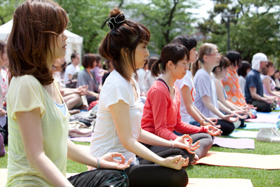 東京ミッドタウンで無料エクササイズイベント開催 - 会場の芝生広場には野外バルも登場