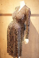 祝ロイヤルベビー！キャサリン妃が婚約会見で着たイッサのロイヤルドレスが、マタニティ仕様に｜写真1