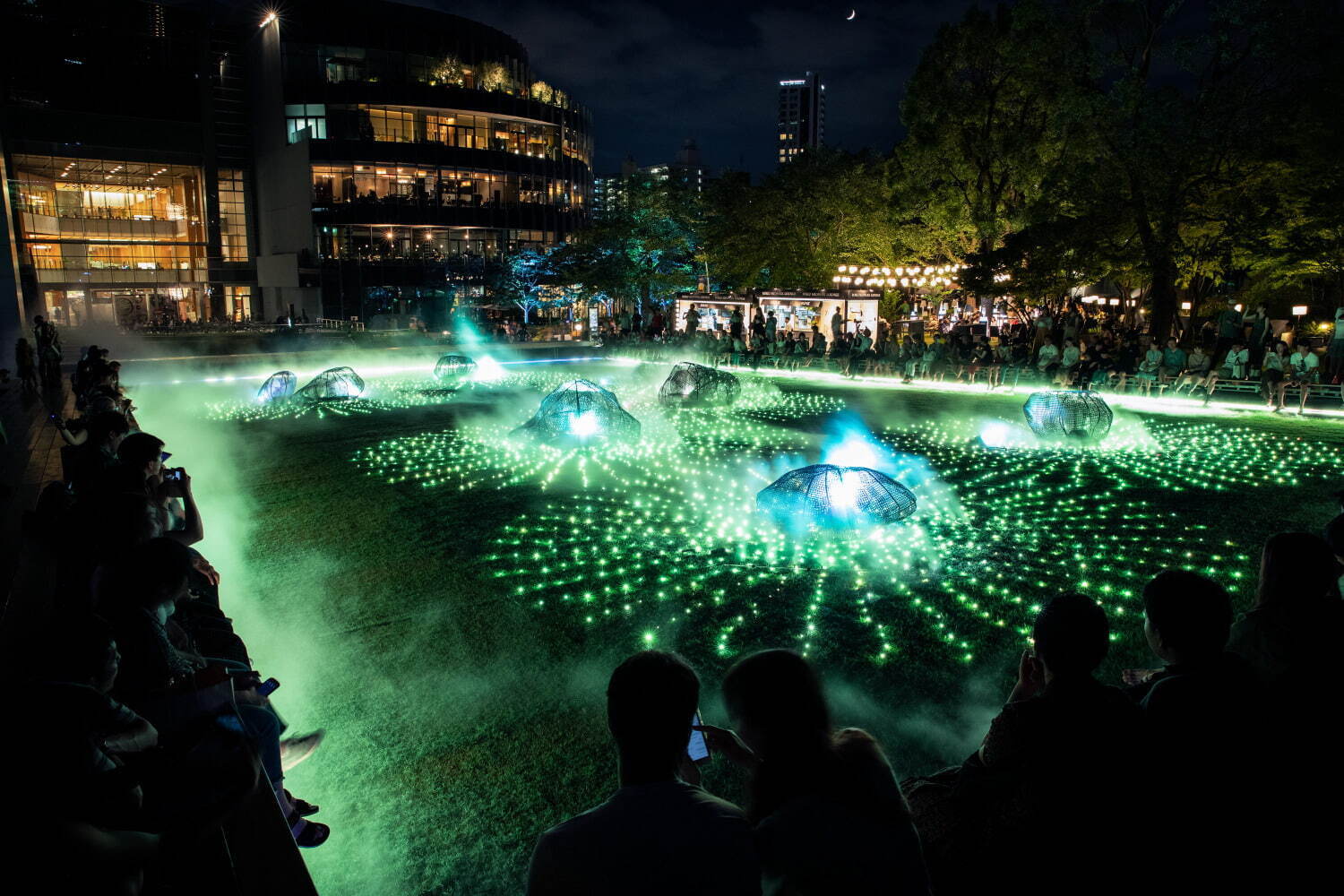 東京ミッドタウン「巨大なデジタルアート庭園」が出現、カラフル提灯の下で味わうアートなグルメも｜写真20