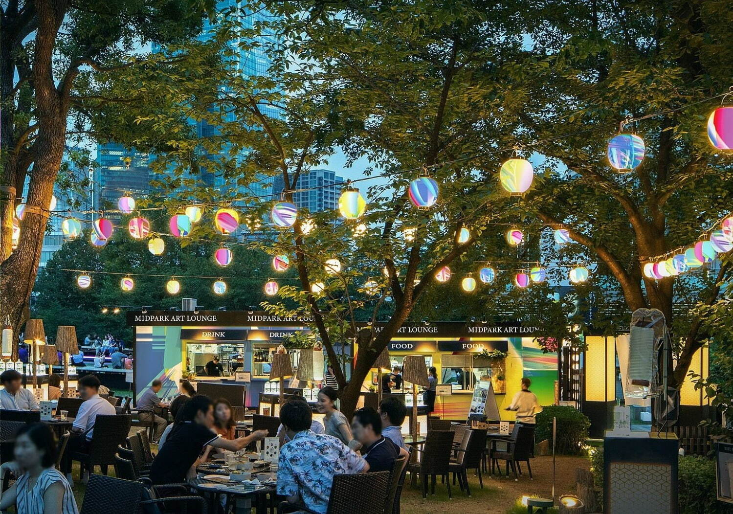 東京ミッドタウン「巨大なデジタルアート庭園」が出現、カラフル提灯の下で味わうアートなグルメも｜写真1