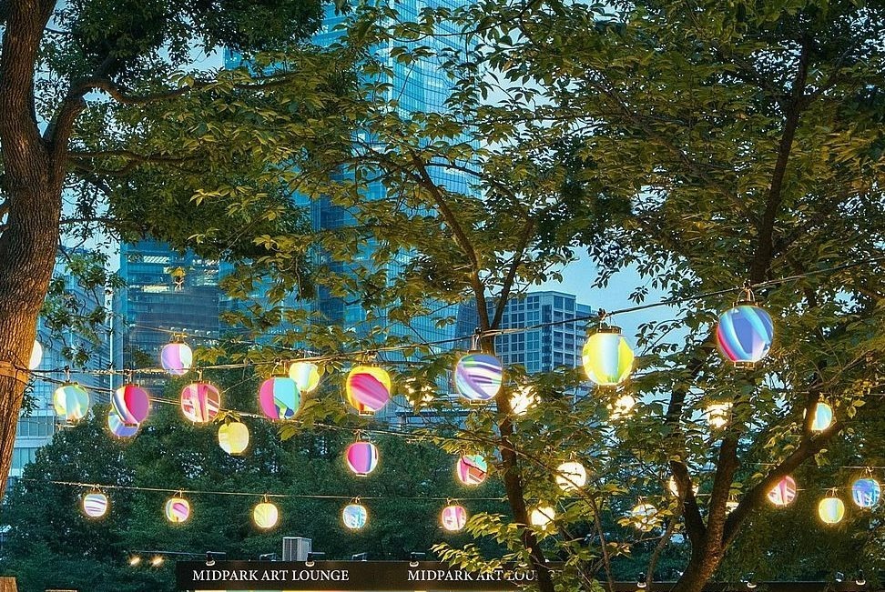 東京ミッドタウン「巨大なデジタルアート庭園」が出現、カラフル提灯の下で味わうアートなグルメも｜写真2