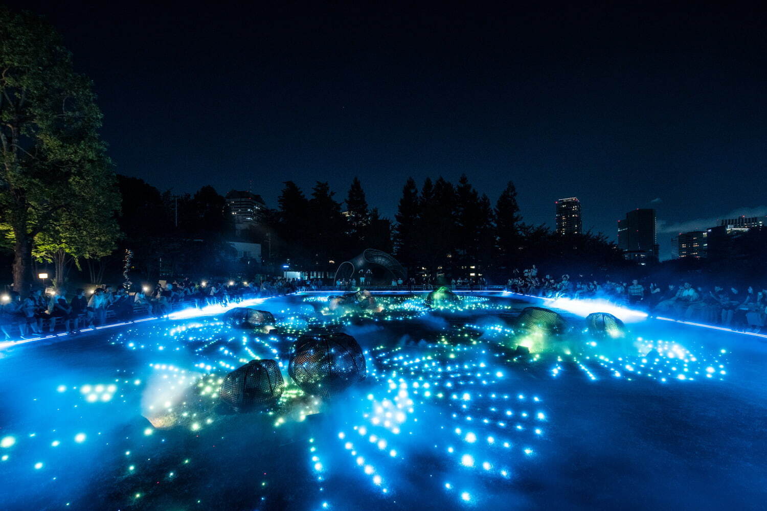 東京ミッドタウン「巨大なデジタルアート庭園」が出現、カラフル提灯の下で味わうアートなグルメも｜写真21