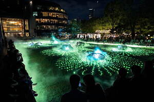 東京ミッドタウン「巨大なデジタルアート庭園」が出現、カラフル提灯の下で味わうアートなグルメも｜写真20