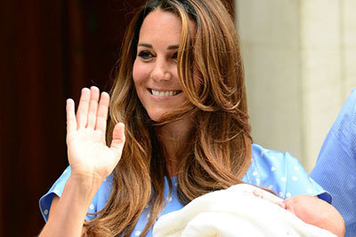 ロイヤルベビー、ジョージ・アレクサンダー・ルイと命名 - キャサリン妃の水玉ドレスは、ジェニー・パッカム