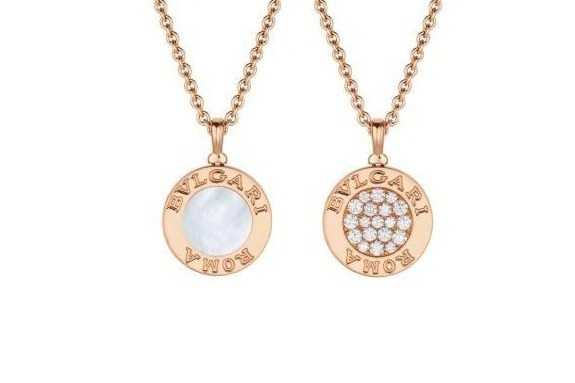 ブルガリ“マザーオブパール＆ダイヤモンド”輝く「ブルガリ・ブルガリ」新ネックレス、ローマロゴを刻印