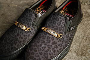 VANS“チーター”モチーフのアニマル柄スニーカー、チャーム付き 