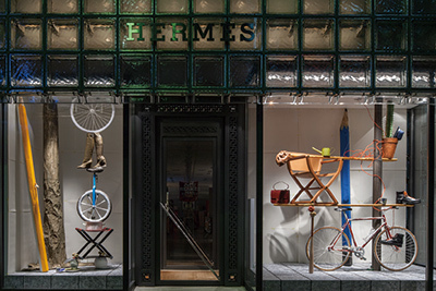江口悟による紙とエルメス製品のウィンドウディスプレイ - 銀座メゾンエルメス