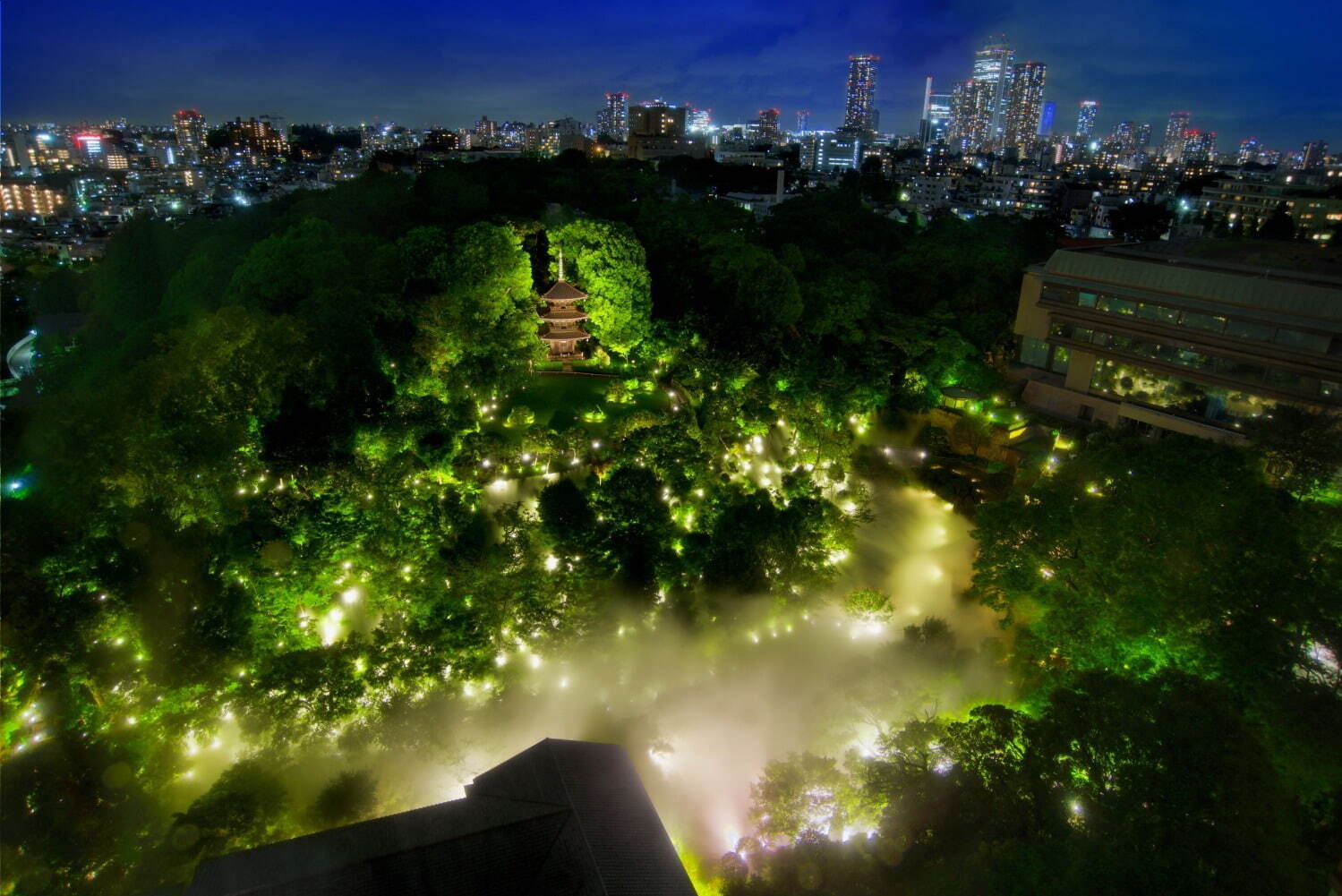 ホテル椿山荘東京の庭園がミスト量120％の「“涼”雲海」に、江戸風鈴や竹籠灯りと楽しむ夏の涼｜写真3