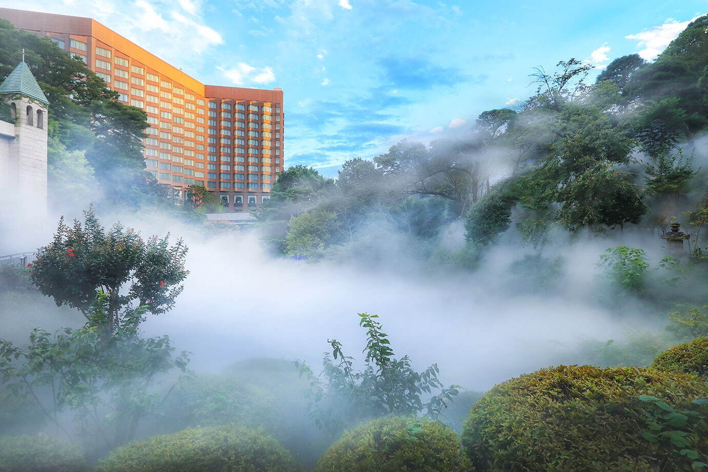 ホテル椿山荘東京の庭園がミスト量120％の「“涼”雲海」に、江戸風鈴や竹籠灯りと楽しむ夏の涼｜写真4
