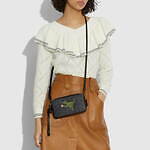 コーチ“スポーツ姿”の恐竜レキシ―柄トート＆三つ折り財布など、野球やサーフィンがモチーフ｜写真23