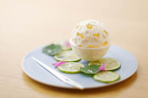 金魚が泳ぐ“涼”和菓子とモネ「睡蓮」風スイーツを伝統的菓子道具と楽しむ、ホテルカンラ京都のイベント｜写真1