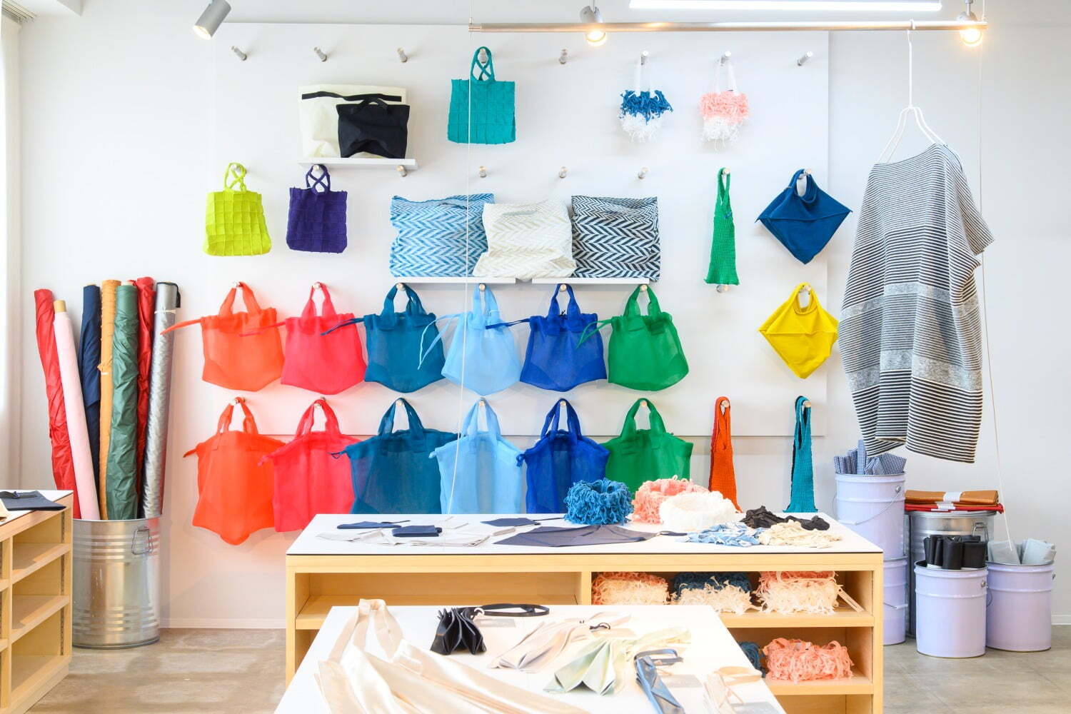 ヘリンボーン｜小松マテーレの新ブランド「マテモノ」建築着想プリーツバッグなど、石川の工房一体型店舗モノーボで