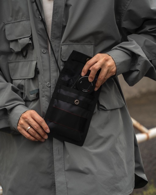 ニューバランス×ブリーフィングのバッグ、濃いグレーのミニポーチ＆2WAYバックパック｜写真8
