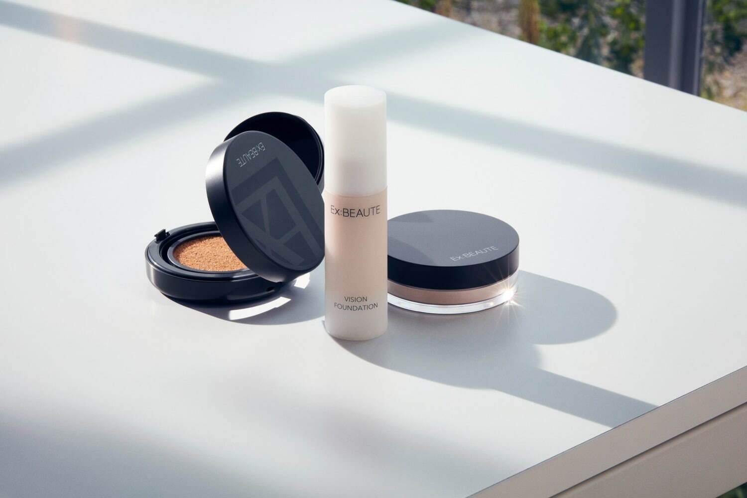 左から) ビジョンファンデーション クッション 全3色 SPF50+PA++++ 4,290円、
プレミアム ビジョンファンデーション 全3色 SPF27PA++ 各5,500円、
ハイエンドルース N 全1色 3,850円