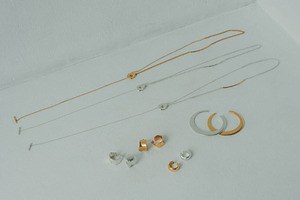 クラネ×テンのコラボアクセサリー、ゴールド＆シルバー煌めくピアスや2WAYネックレス
