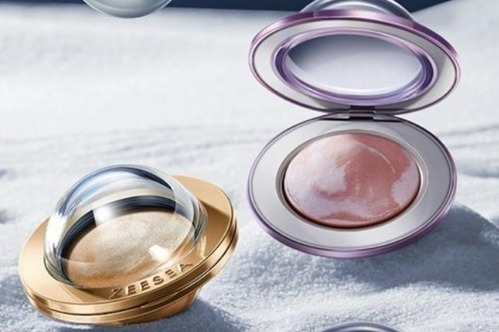 ズーシー「惑星ハイライト」立体“惑星パッケージ”のマルチハイライト、指塗りで“色っぽツヤ肌”に