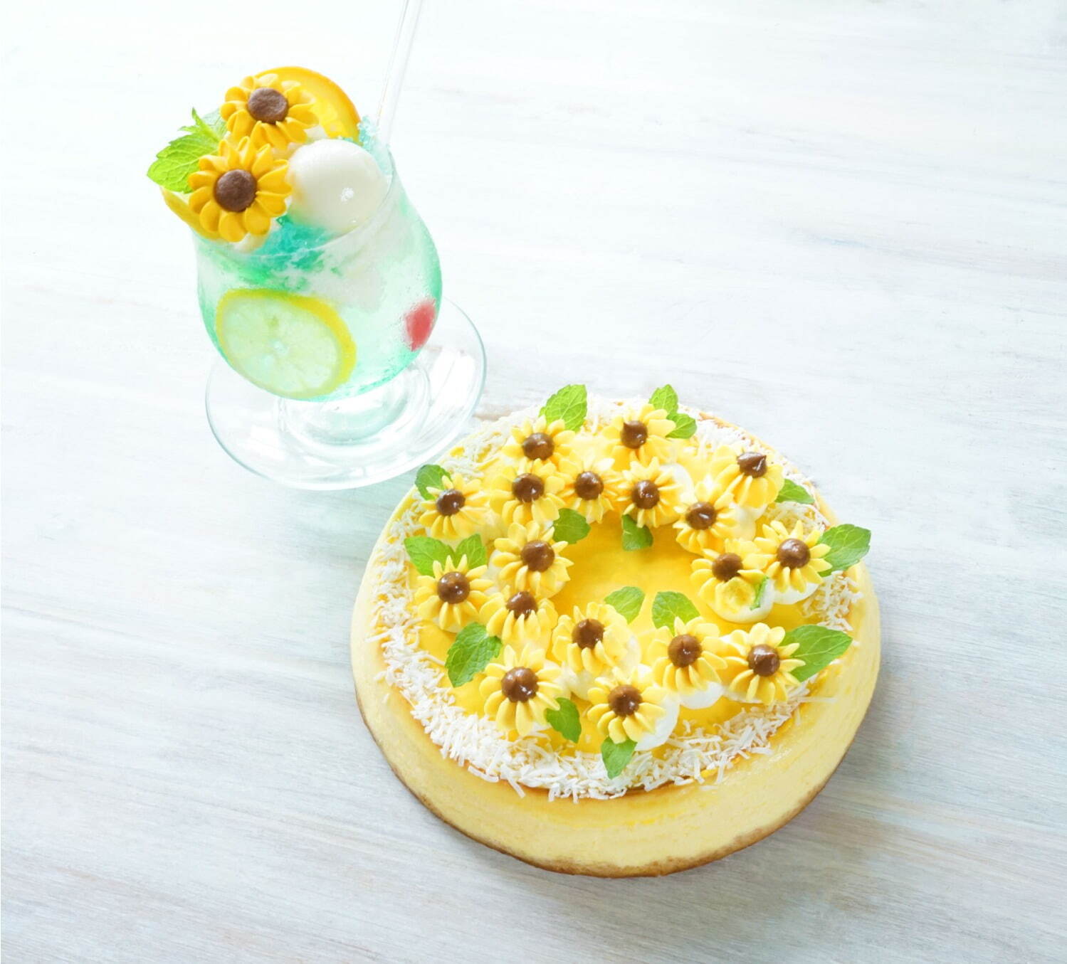 ＜前期＞ひまわりクリームソーダ 〜Summer〜 1,376円、ひまわりチーズケーキ 〜Summer〜 1,320円