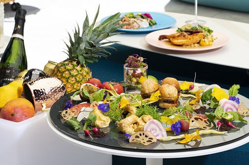 DJ｜W 大阪“プールサイドテラスで楽しむ”シャンパン・カクテル飲み放題＆ブッフェ、DJ生演奏も