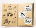 「スヌーピー in 銀座 2021」銀座三越で、笑顔いっぱいのスヌーピーを配したピンバッジや豆皿など｜写真2
