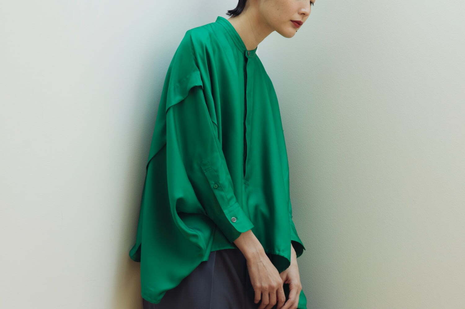 トゥモローランドの新ブランド「トゥモローランド ビー」デビュー、気分を上げる“実用的で上品な服”