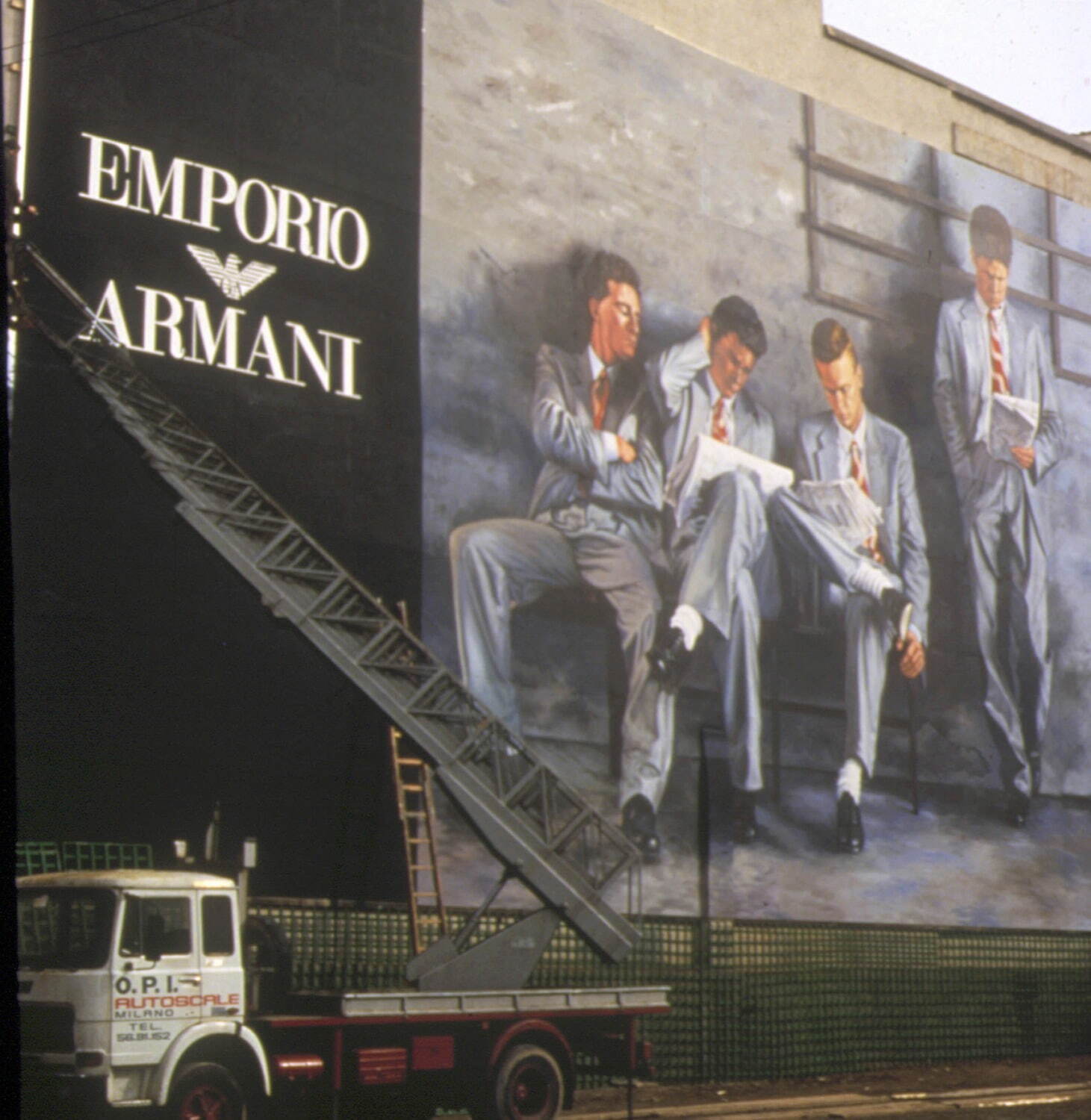 1984年 ミラノ市内の壁面広告