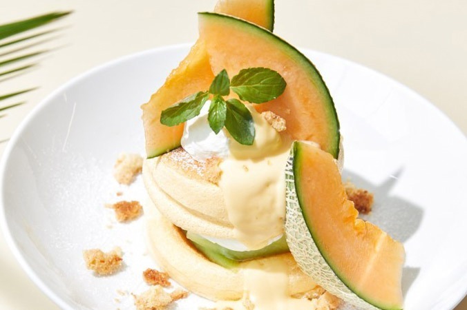 ブランチ｜フリッパーズの新作「奇跡のパンケーキ 極上メロン」限定発売、“夏いちご尽くし”の復刻パンケーキも