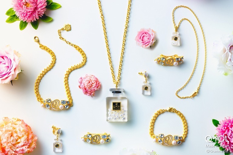 Q-pot.“艶めくパール入り”香水瓶のアクセサリー、ゴールドチェーン付きネックレスなど
