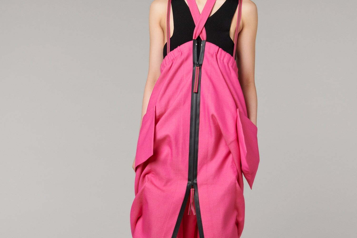 132 5. イッセイ ミヤケ新作“風呂敷”着想のドレス＆ファスナーで"形が変わる"ジャンプスーツ