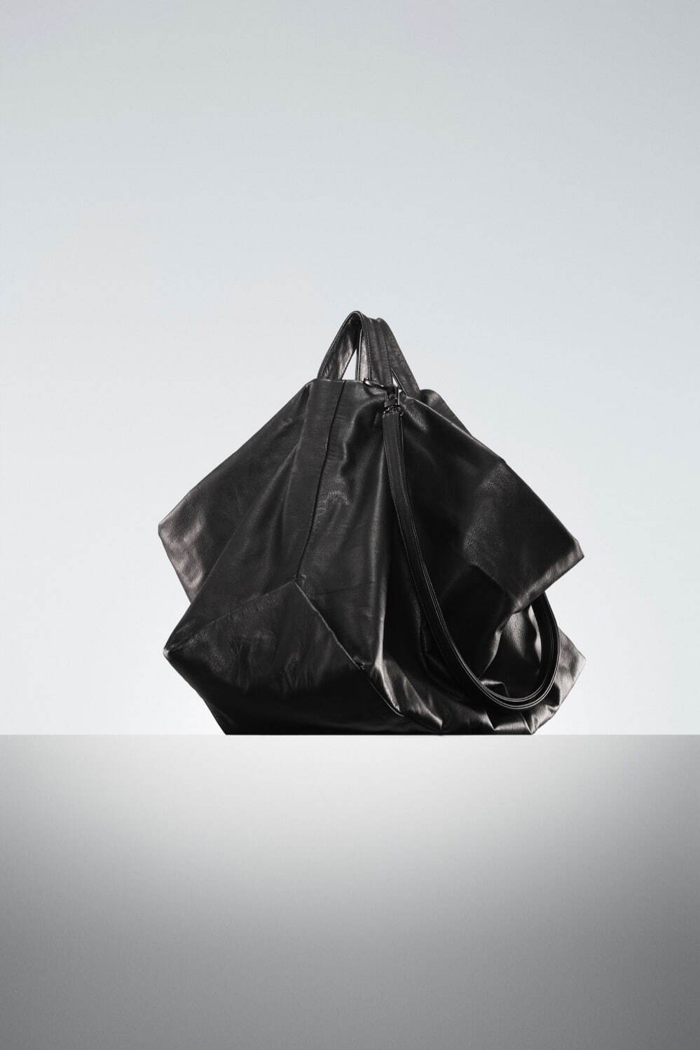 ディスコード ヨウジヤマモトの新作バッグ、“チューリップ”のような形の3WAYトートなど｜写真2