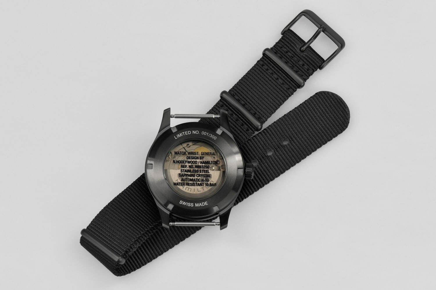 N.ハリウッド TPES×ハミルトンの腕時計 - オールブラック＆透明ケースバック、裏面には刻印｜写真3