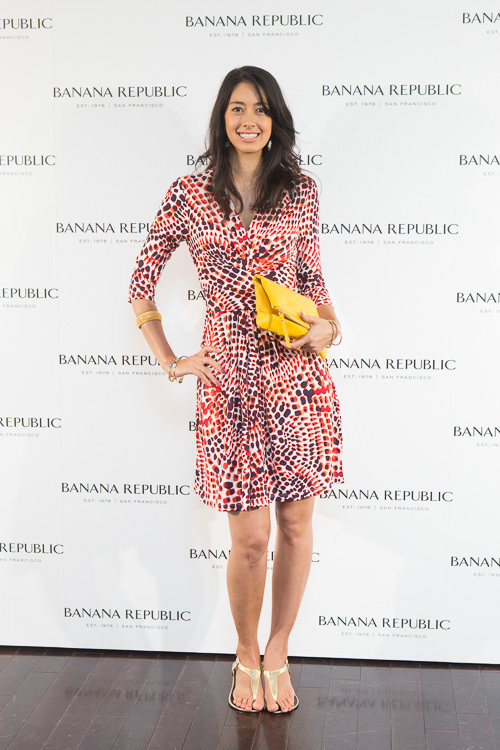 バナナ・リパブリックがイッサとコラボ - ブルーのラップドレス、日本でも発売に｜写真21