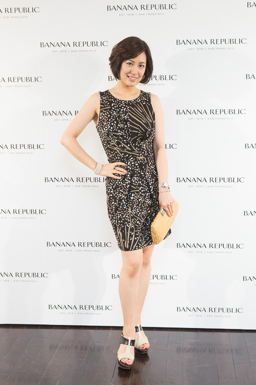 バナナ・リパブリックがイッサとコラボ - ブルーのラップドレス、日本でも発売に｜写真22
