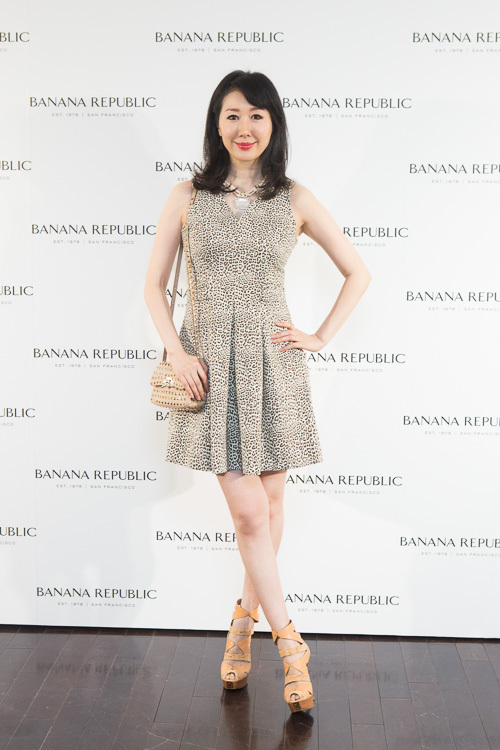 バナナ・リパブリックがイッサとコラボ - ブルーのラップドレス、日本でも発売に｜写真24