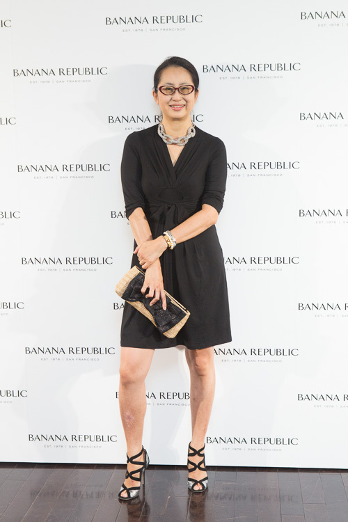 バナナ・リパブリックがイッサとコラボ - ブルーのラップドレス、日本でも発売に｜写真28