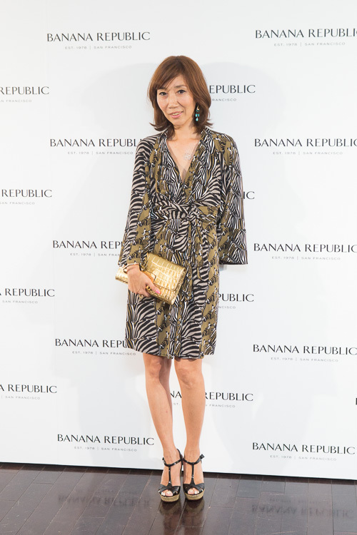 バナナ・リパブリックがイッサとコラボ - ブルーのラップドレス、日本でも発売に｜写真29