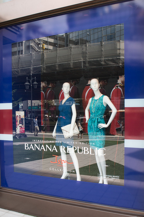 バナナ・リパブリックがイッサとコラボ - ブルーのラップドレス、日本でも発売に｜写真32
