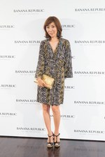 バナナ・リパブリックがイッサとコラボ - ブルーのラップドレス、日本でも発売に｜写真29