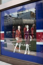 バナナ・リパブリックがイッサとコラボ - ブルーのラップドレス、日本でも発売に｜写真31