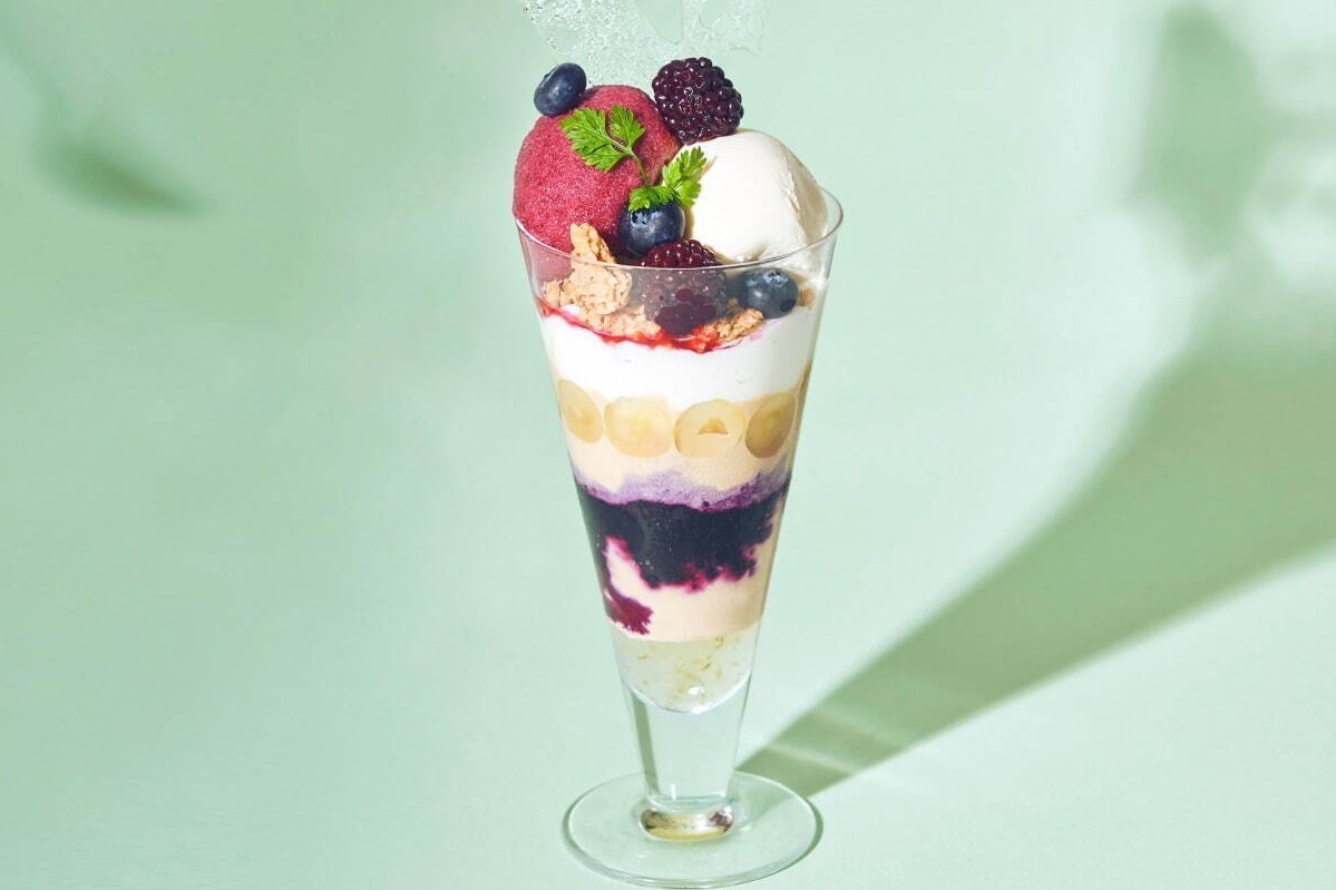 カフェ＆ブックス ビブリオテーク、ブルーベリー＆マスカットの8層パフェ-チャイのスパイスを効かせて