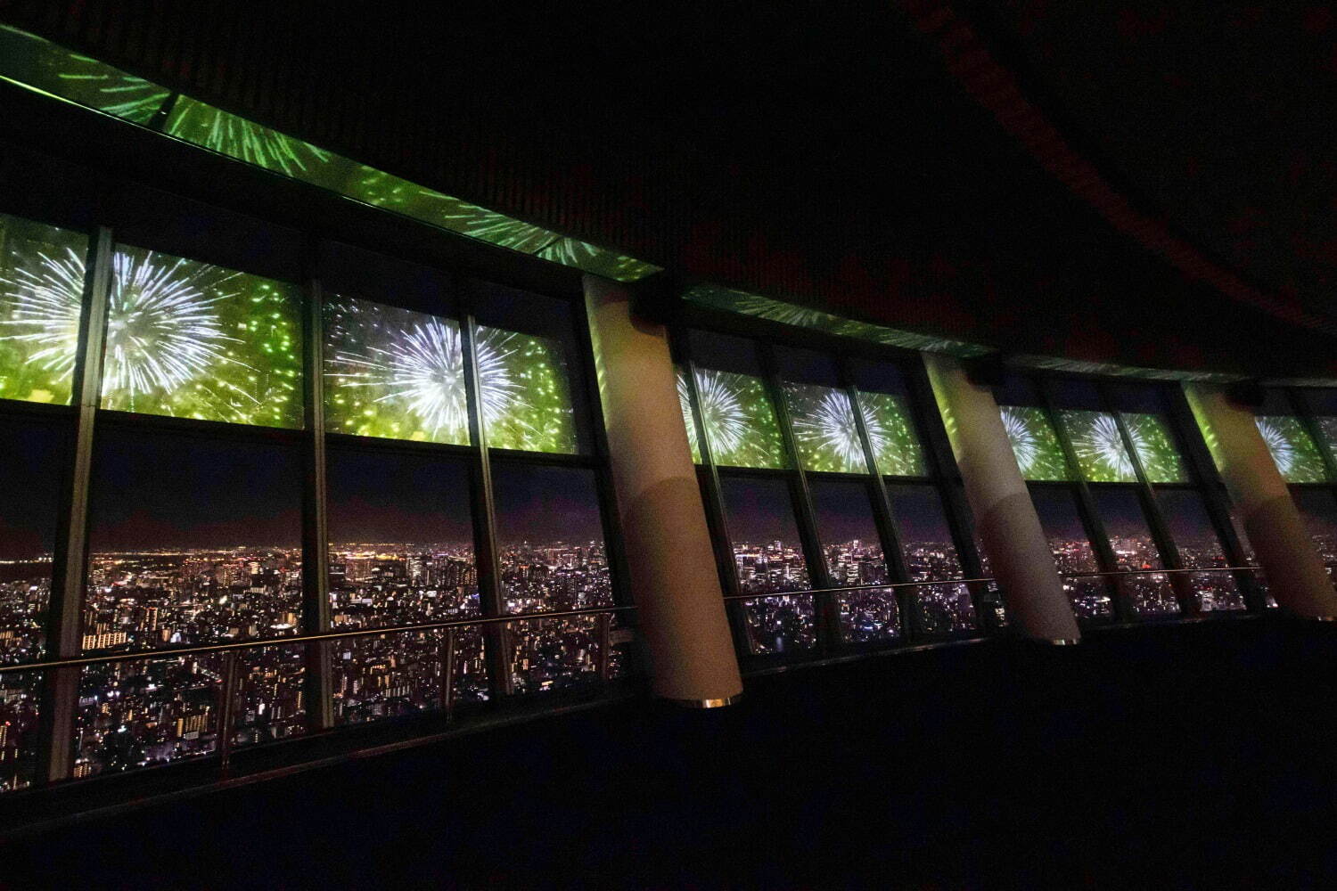 東京スカイツリーの地上350mで楽しむ“バーチャル”花火、窓ガラスに隅田川の花火映像を投影｜写真2