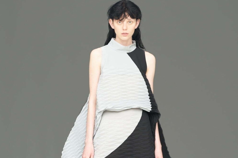 イッセイ ミヤケの新作、ダイナミックな“提灯”ドレスや“灯と影 