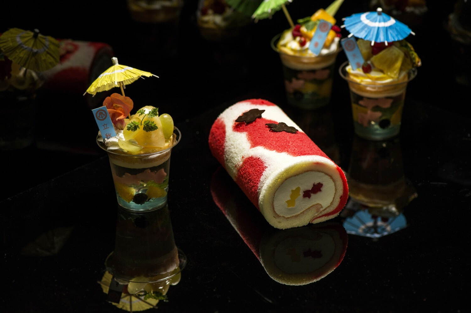「金魚」模様の堂島ロール“金魚”型ゼリー入り、モンシェールと大阪・アートアクアリウム展がコラボ｜写真1