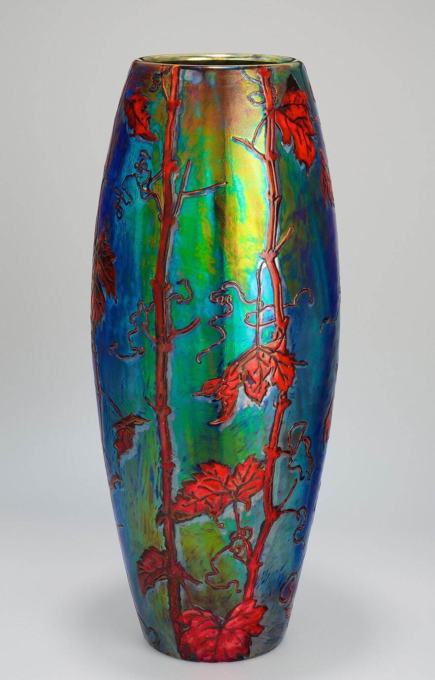 《葡萄新芽文花器》ジョルナイ陶磁器製造所 1898-1899年頃 ブダペスト国立工芸美術館蔵