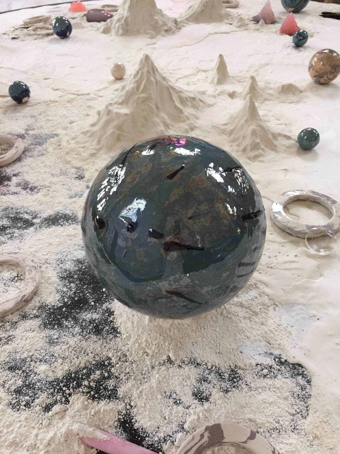 斎藤麗《Cossöcossömogonie》2021年
Installation view at Palais Synodal, Musée de Sens, Sens, Fance［参考図版］