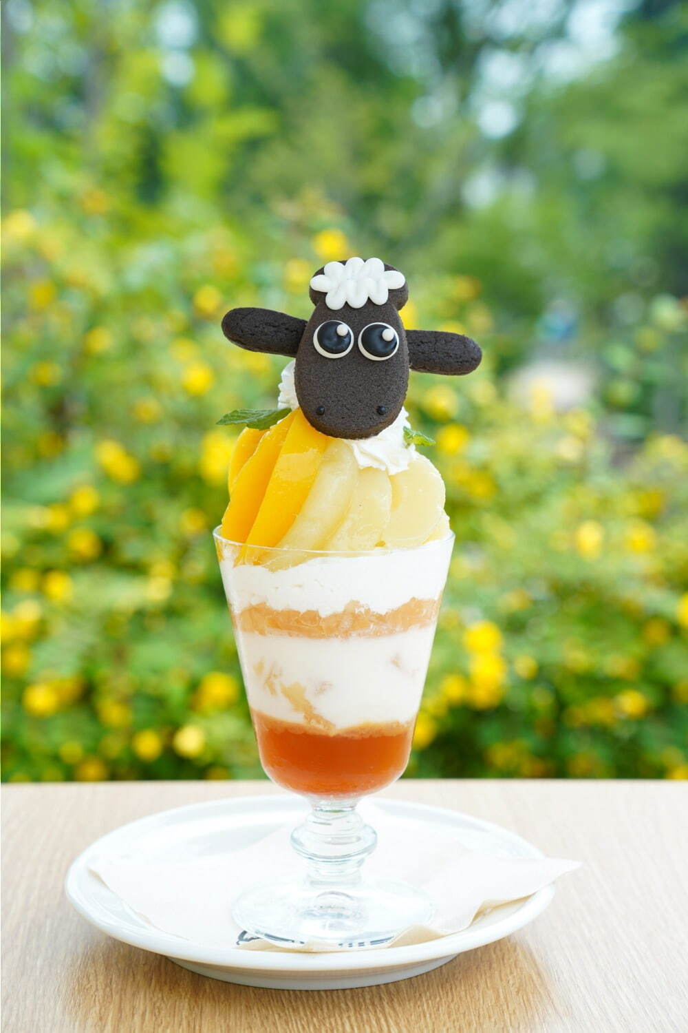 ひつじのショーン カフェの夏メニュー 桃やマンゴーのパフェデザートやローストビーフサンド ファッションプレス ひつじのショーン カフェの夏メニュー 桃やマンゴーのパフェデザートやローストビーフサンド ファッションプレス