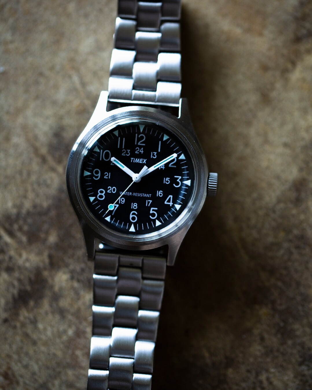 ビームス×タイメックスのコラボ腕時計、特注ステンレスバンド採用のミリタリーウォッチ｜写真2