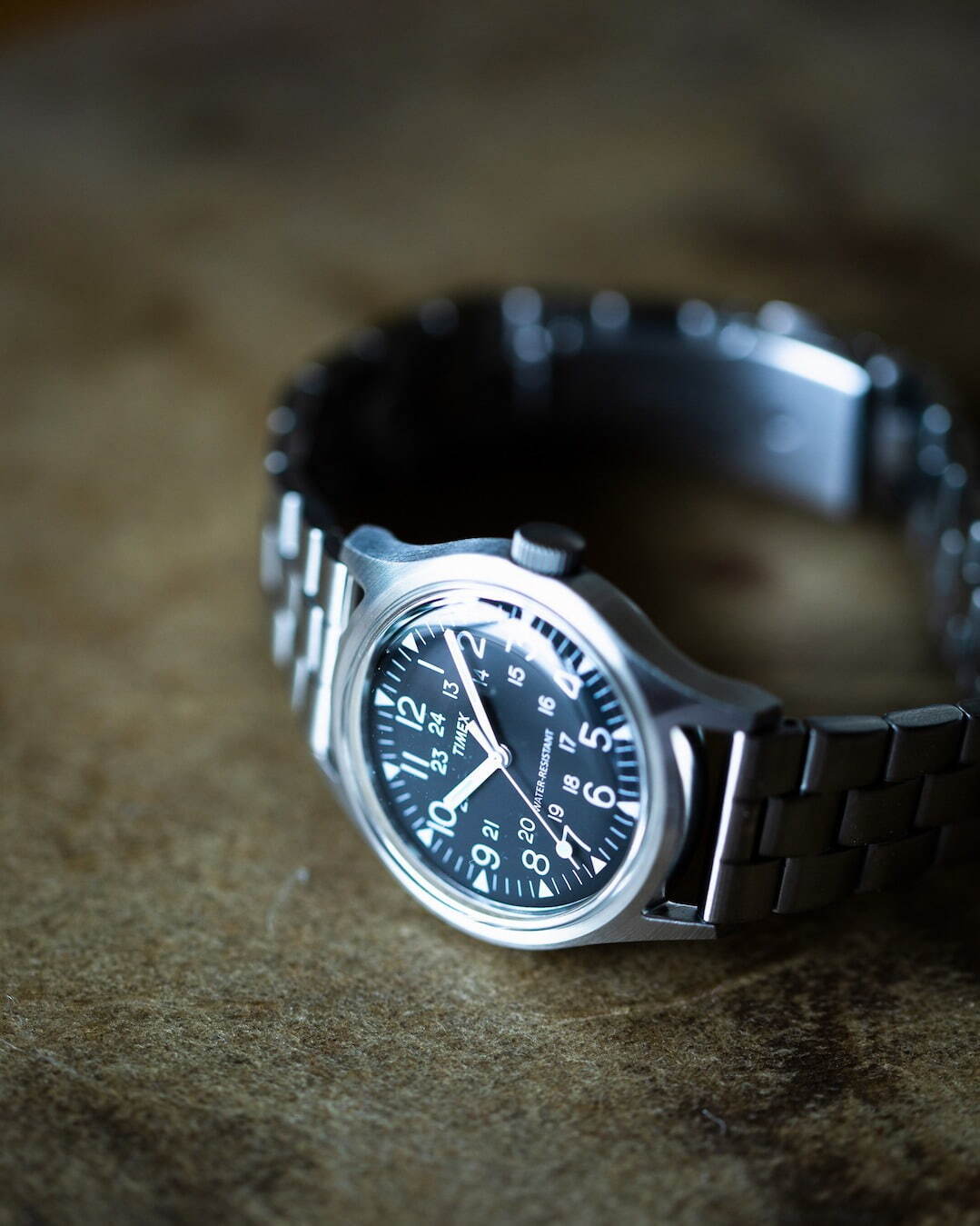 ビームス×タイメックスのコラボ腕時計、特注ステンレスバンド採用の 