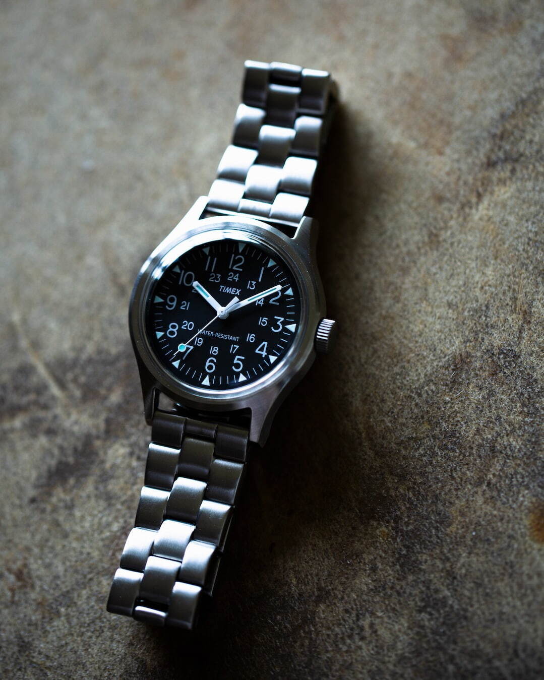 ビームス×タイメックスのコラボ腕時計、特注ステンレスバンド採用のミリタリーウォッチ｜写真3